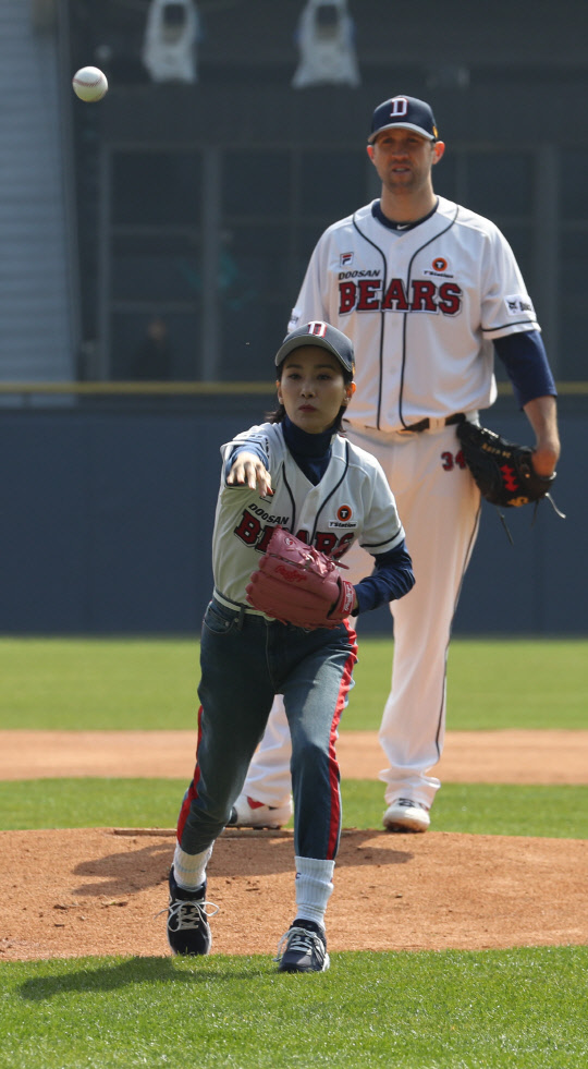 2019시즌 프로야구가 개막한 23일 서울 잠실야구장에서 열린 한화와 두산의 경기에 앞서 배우 김서형이 시구하고 있다. 연합뉴스